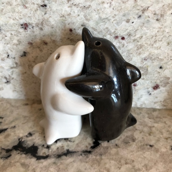 Dolphin 🐬 salt and pepper shaker set - Picture 3 of 6